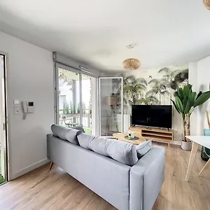 https://la-terrasse-baa-parking-wi-fi.midi-pyreneeshotels.com
