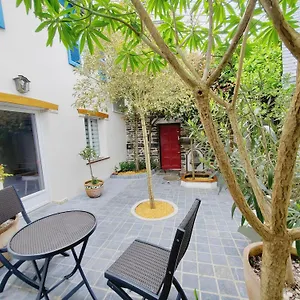 https://aux-vieilles-murailles-charmante-maison-cour.inbrittany.com